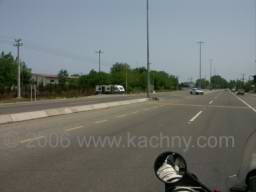 PICT7158 policie ma kancelare v karavanech.jpg